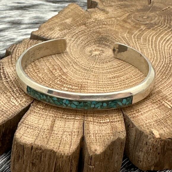 1990s Native American NAVAJO Sterling Silver Turquoise Chip Inlay Cuff Bracelet - Picture 2 of 4